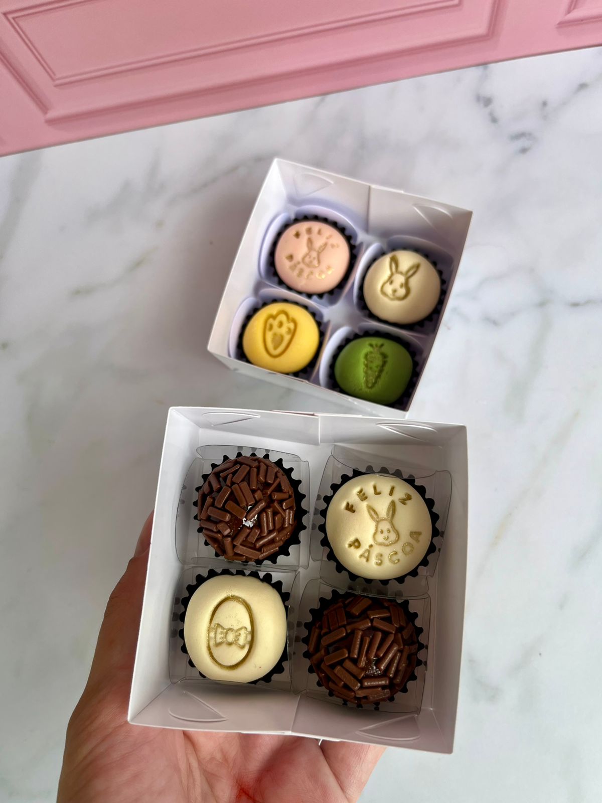 Montagem de caixas de brigadeiros de Páscoa em acabamentos variados.